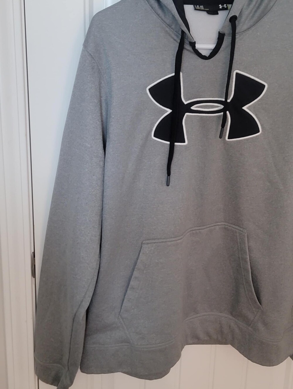 Men's Under Armour Size Large Gray & Black Hoodie In Great Pre-owned Condition